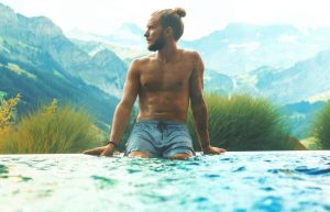 Femme portant un boardshort sur la plage, illustrant confort et style