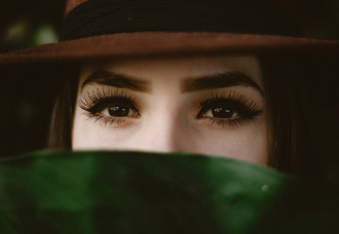 yeux maquillés d'une femme