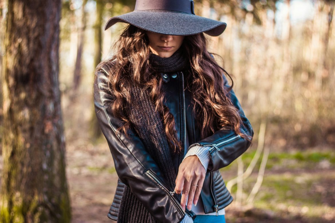 une femme avec un chapeau et une veste en cuir