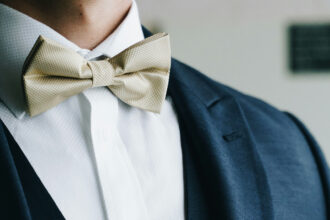 Le nœud papillon dans un look casual chic : comment en faire votre signature en 2026