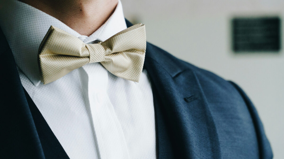 Le nœud papillon dans un look casual chic : comment en faire votre signature en 2026